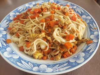 白萝卜鸡蛋炸酱里的做法步调：4