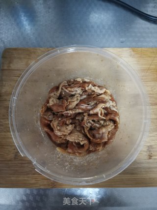 葱爆羊肉的做法步调：1