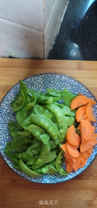 鸡胸肉炒荷兰豆的做法步调：1