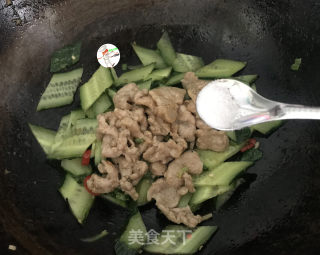 黄瓜炒肉片的做法步调：9