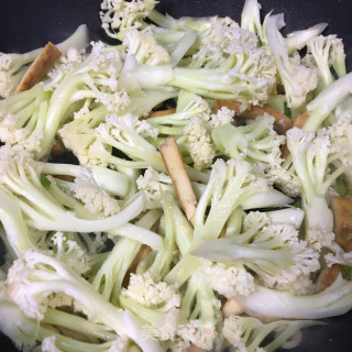 喷鼻干炒花菜的做法步调：4