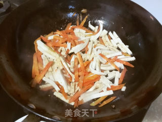 肉丝包心菜炒年糕的做法步调：6