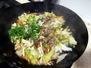 肉丝包心菜炒年糕的做法步调：10