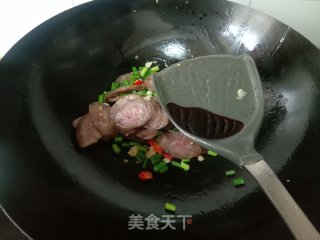 蒜苔炒香肠的做法步调：4