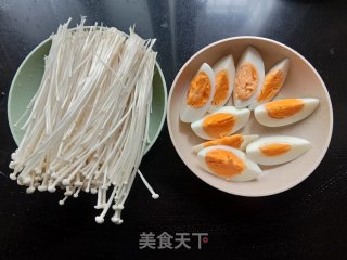 金针菇拌鸡蛋的做法步调：1