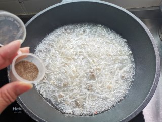 金针菇粉丝汤的做法步调：8