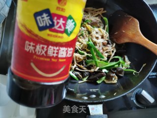 青椒木耳炒黄花菜的做法步调：5