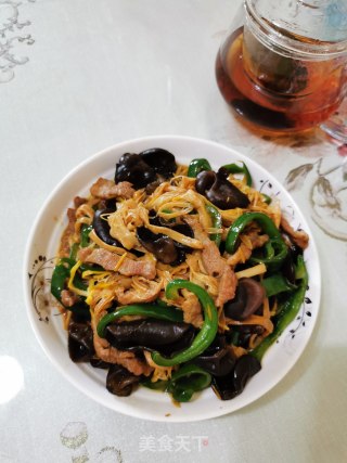 青椒木耳炒黄花菜的做法步调：7