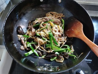 青椒木耳炒黄花菜的做法步调：4