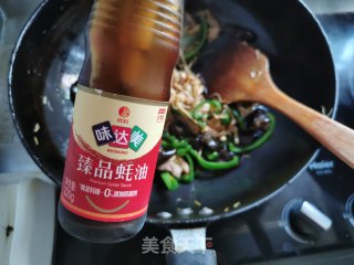 青椒木耳炒黄花菜的做法步调：6