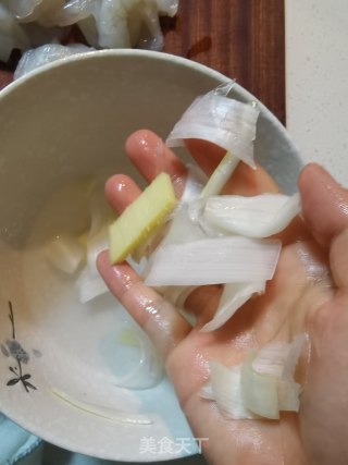 竹荪虾滑煲的做法步调：3