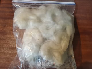 竹荪虾滑煲的做法步调：1