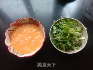 喷鼻菜炒鸡蛋的做法步调：1