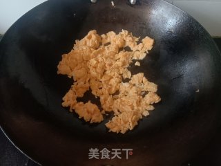 喷鼻菜炒鸡蛋的做法步调：2