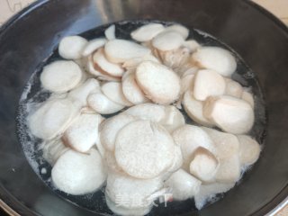 猪肉三陈杏鲍菇盒子的做法步调：8