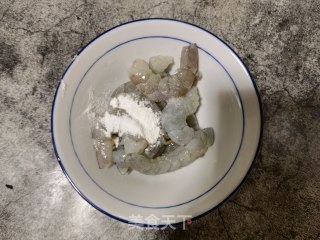 洋葱木耳炒虾仁的做法步调：2