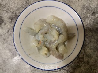 洋葱木耳炒虾仁的做法步调：3