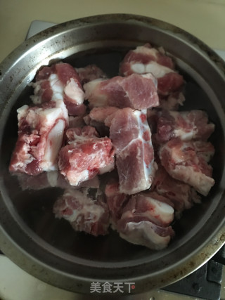 利剑萝卜鲍鱼排骨汤的做法步调：1