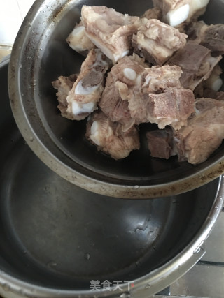 利剑萝卜鲍鱼排骨汤的做法步调：3