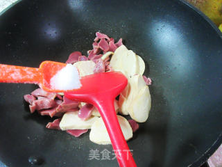 喷鼻卤鸭肫炒小素鸡的做法步调：5