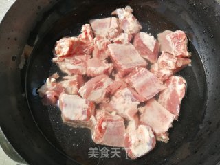 胡萝卜土豆炖排骨的做法步调：1