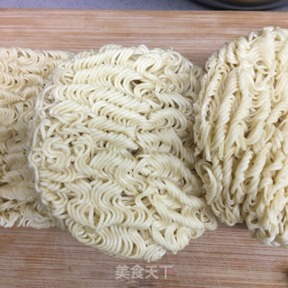 喷鼻葱五花肉丁炒里的做法步调：1