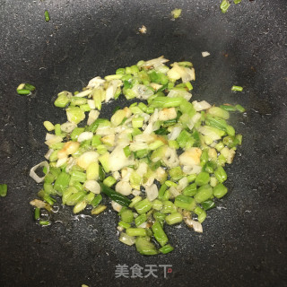 喷鼻葱五花肉丁炒里的做法步调：5