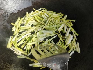 蒜黄炒海陈菇的做法步调：4