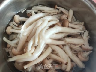 蒜黄炒海陈菇的做法步调：2