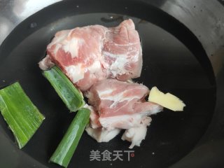 棒骨玉米汤的做法步调：1