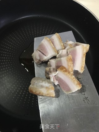 烧肉炒芹菜的做法步调：4