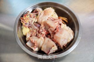 白烧鸡肉豆腐结的做法步调：2
