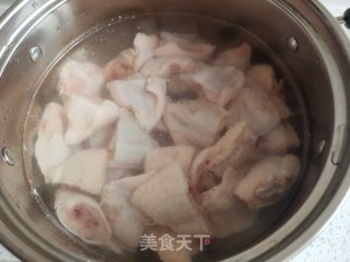 剁椒蒸鸡翅的做法步调：1