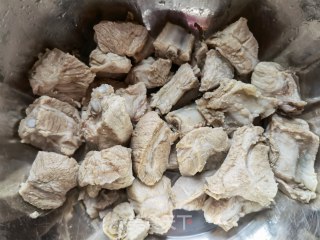 胡萝卜山药利剑参菌排骨汤的做法步调：7