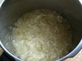 白枣雪梨银耳莲子羹的做法步调：3