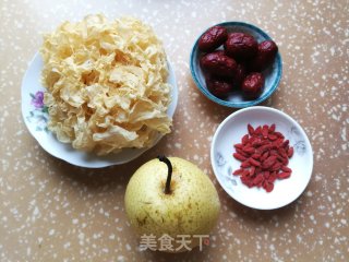 白枣雪梨银耳莲子羹的做法步调：1