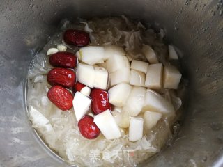 白枣雪梨银耳莲子羹的做法步调：5