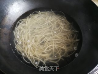 萝卜炒粉丝的做法步调：1