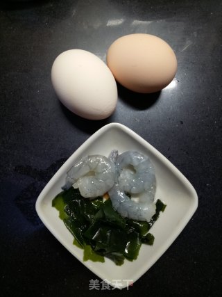 裙带菜虾仁蒸蛋羹的做法步调：1