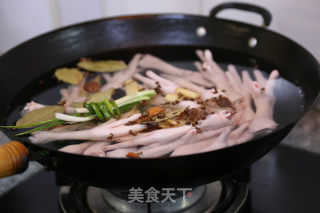 柠檬酸辣凤爪的做法步调：2