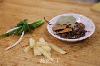 柠檬酸辣凤爪的做法步调：1