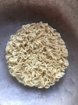 花椒虾拌里的做法步调：1