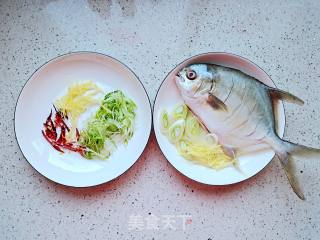 浑蒸金鲳鱼的做法步调：2
