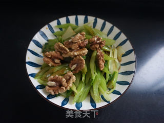 西芹拌桃仁的做法步调：10