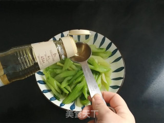 西芹拌桃仁的做法步调：7