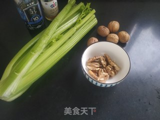 西芹拌桃仁的做法步调：1