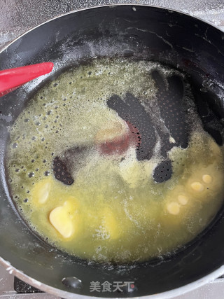 草莓脆果牛轧糖的做法步调：1