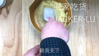 根底闪电泡芙，中壳又喷鼻又坚，奶油馅甘美浓重，非常值得一试。的做法步调：3