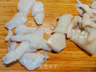 新年餐桌上酸辣开胃低脂的凉拌菜～捞汁黑贼鱼的做法步调：2