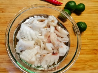 新年餐桌上酸辣开胃低脂的凉拌菜～捞汁黑贼鱼的做法步调：5
